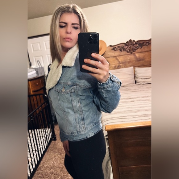 Garage, Light Denim, Sherpa/Fleece Lined, Crop, Zip, Jeans Jacket, Size Large - Picture 5 of 9